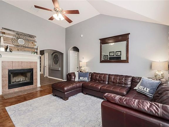5th image of 1011 Savanna Ln