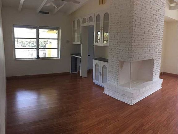 2nd image of 525 SE 25th St