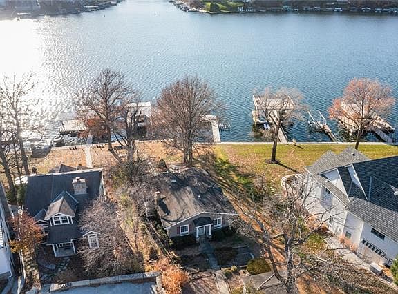 2nd image of 12 NE Lake Shore Dr #Y