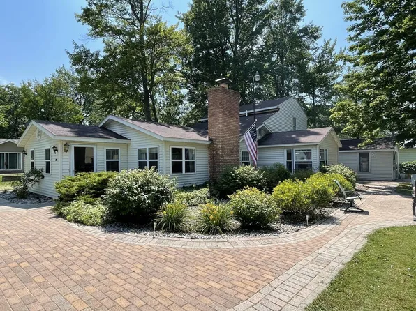 319 Burrill Dr, Prudenville, MI 48651