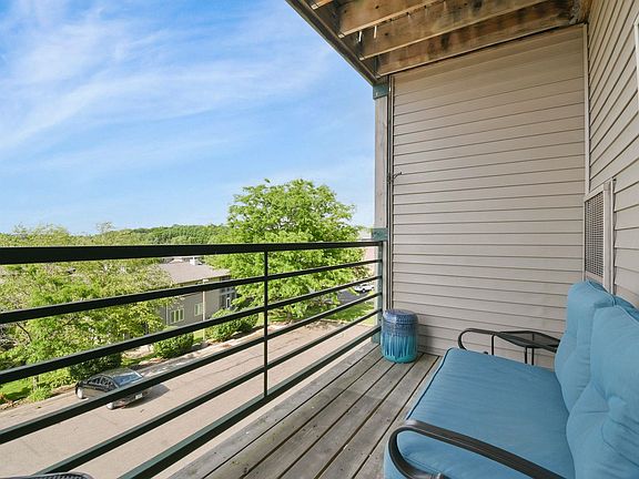 5th image of 102 Prairie Heights Dr APT 212