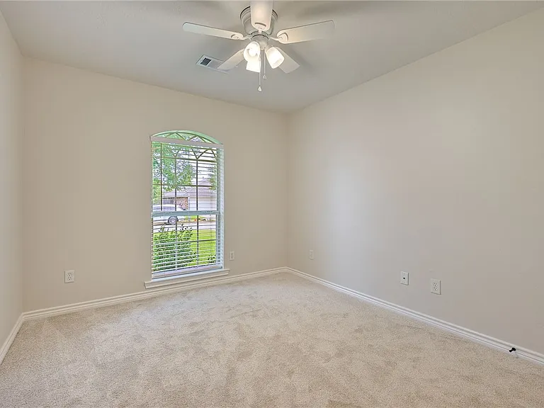 1208 Markham Ln — Photo 12