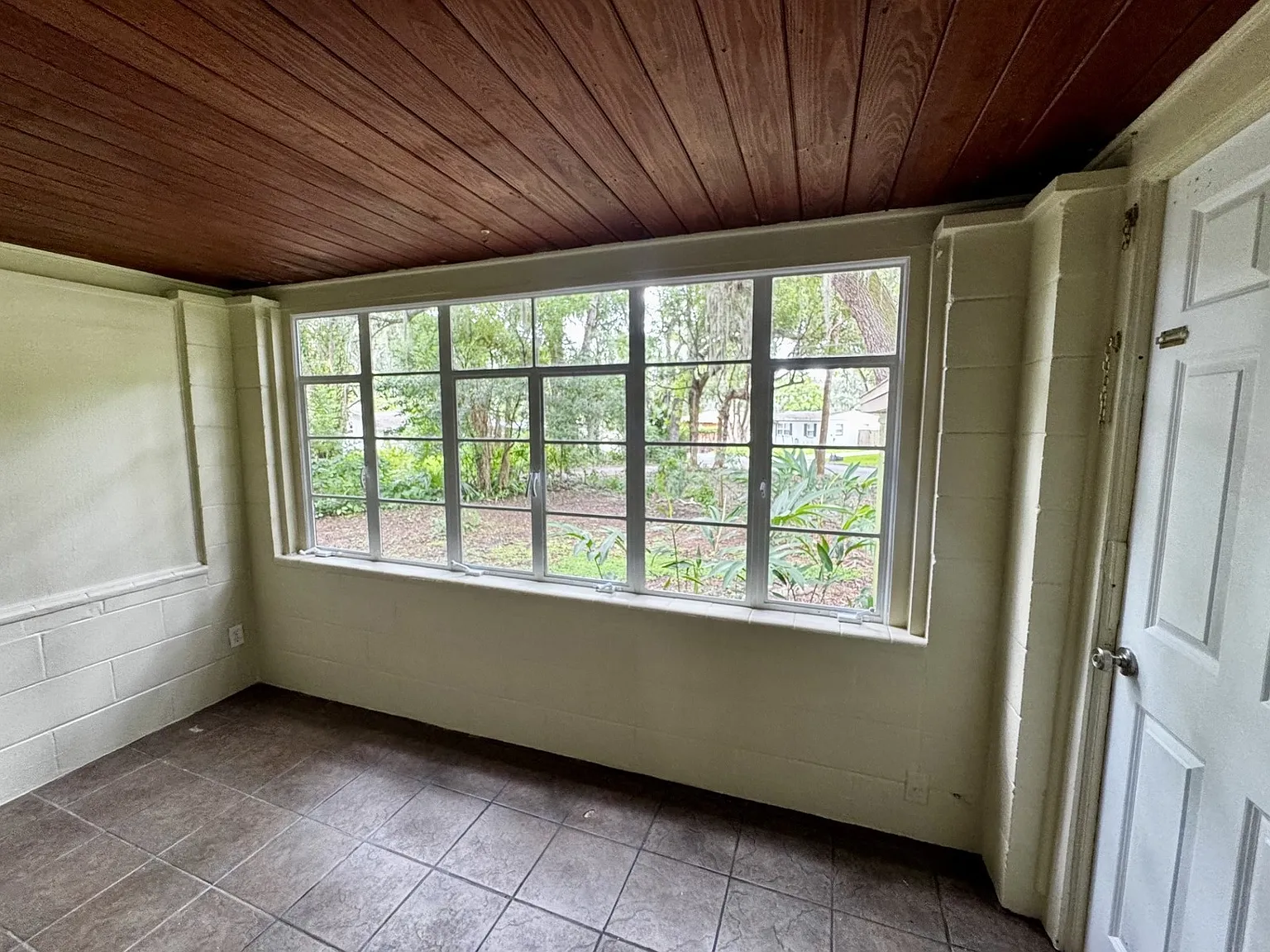 Large 3 Bed, 2 Bath, Wood Floors, Corner Lot! — Photo 4