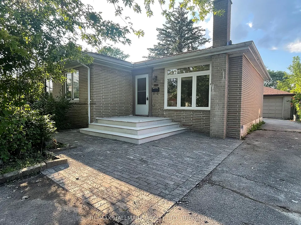 116 Cartier Cres #MAIN FLOOR
