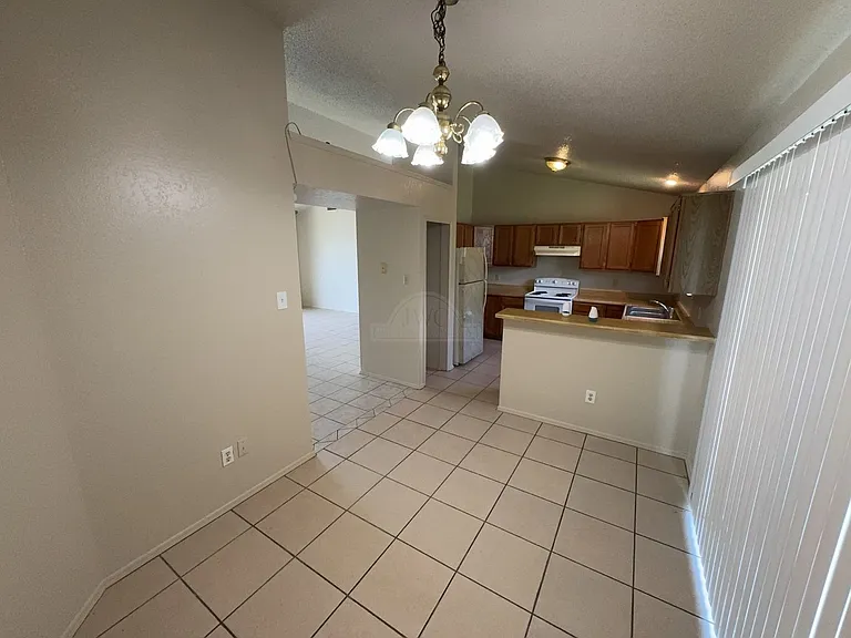 2208 Hemlock Dr — Photo 5