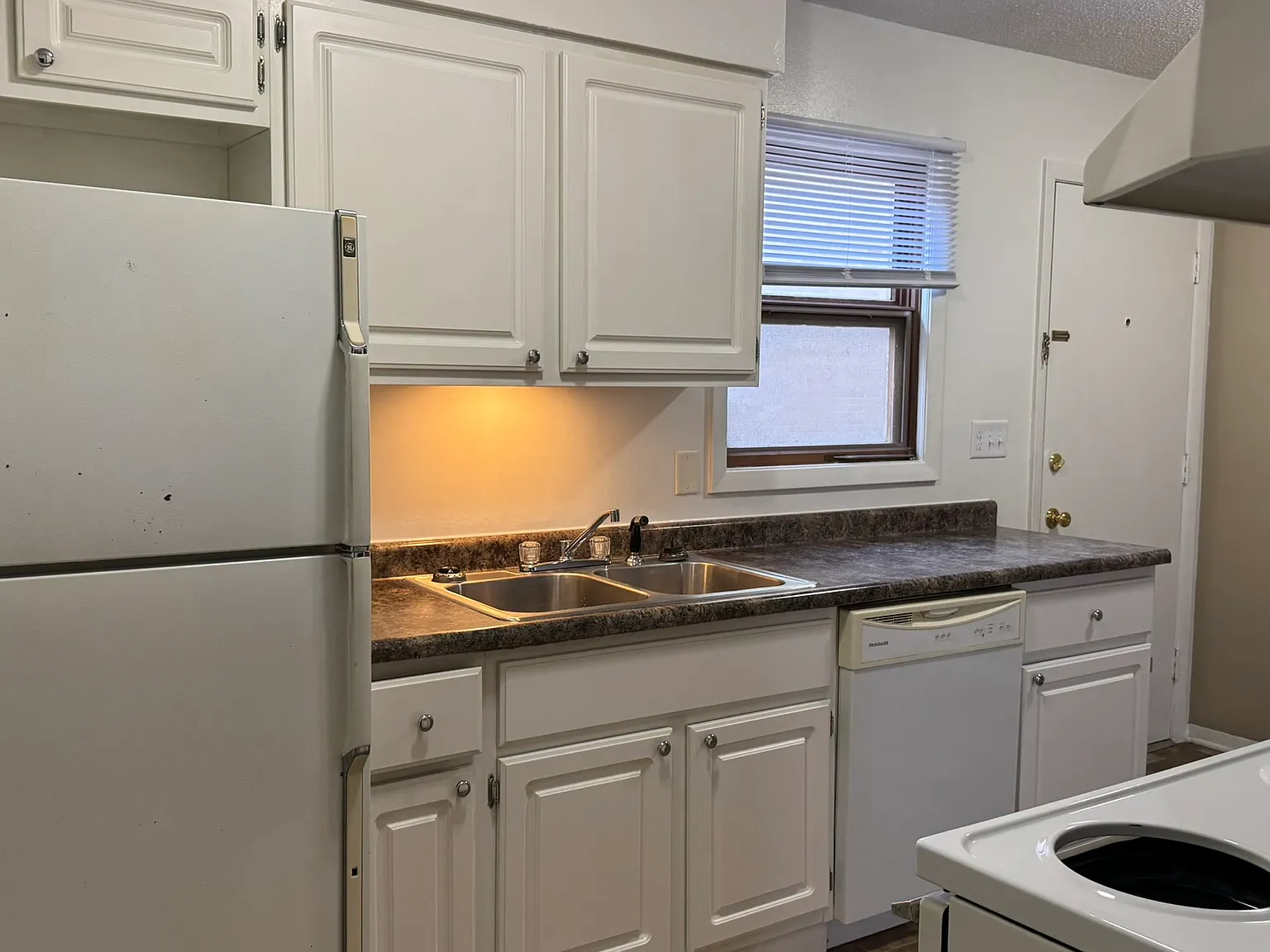 2 bed, 878 sqft, $1,100 — Photo 3