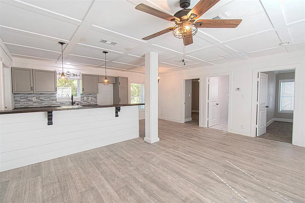 3 bed, 1095 sqft, $1,890 — Photo 2