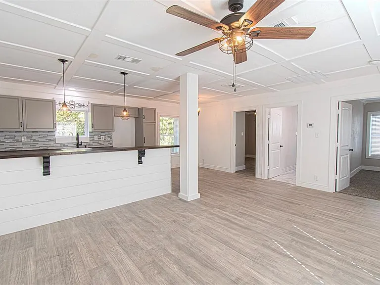 618 Crescent St — Photo 1