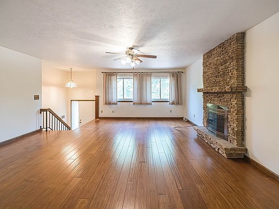 4th image of 625 Montroyale Dr