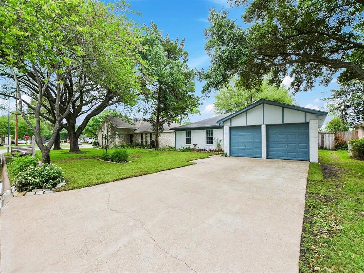 3 bed, 2.0 bath, 1408 sqft, $1,600 — Photo 2
