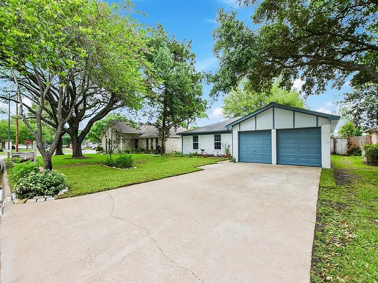 2528 Village Circle Dr — Photo 2