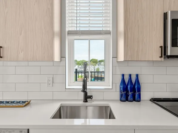 10 Somerset Ave #207, Winthrop, MA 02152