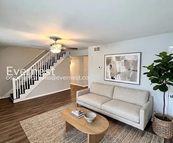 208 Glenrose Ct — Photo 3