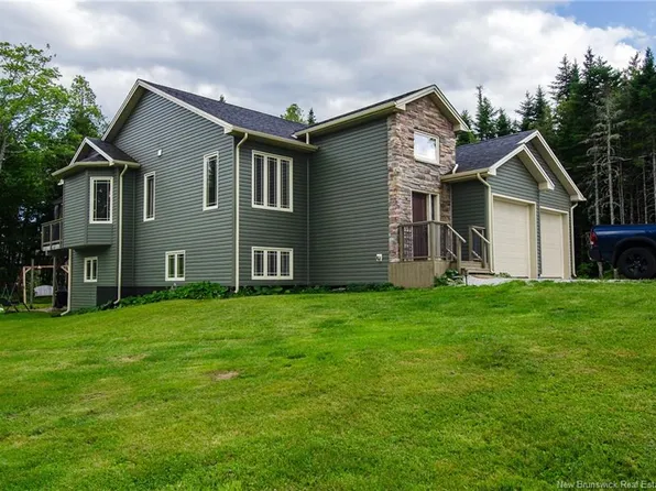 18 Castlewood Dr, Hampton, NB E5N 0K6