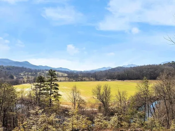 590 Country Walk, Franklin, NC 28734