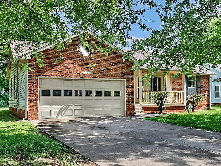 3 bed, 1403 sqft, $1,550 — Photo 3