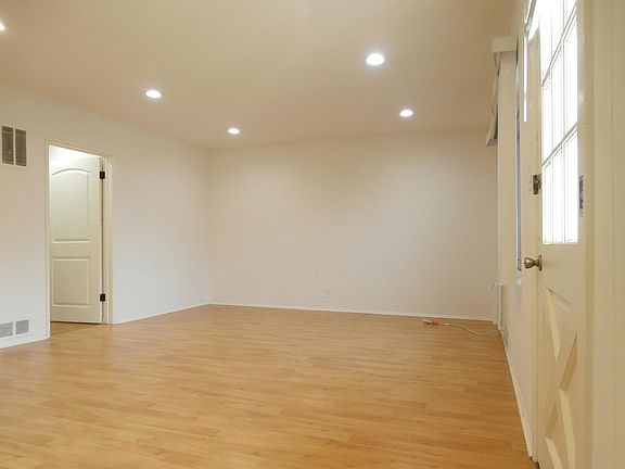 3rd image of 14227 Moorpark St