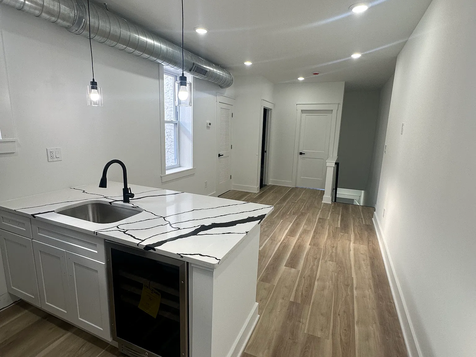 2 bed, 1000 sqft, $1,900 — Photo 2