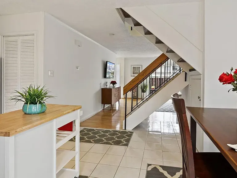 2218 Southgate Sq — Photo 3