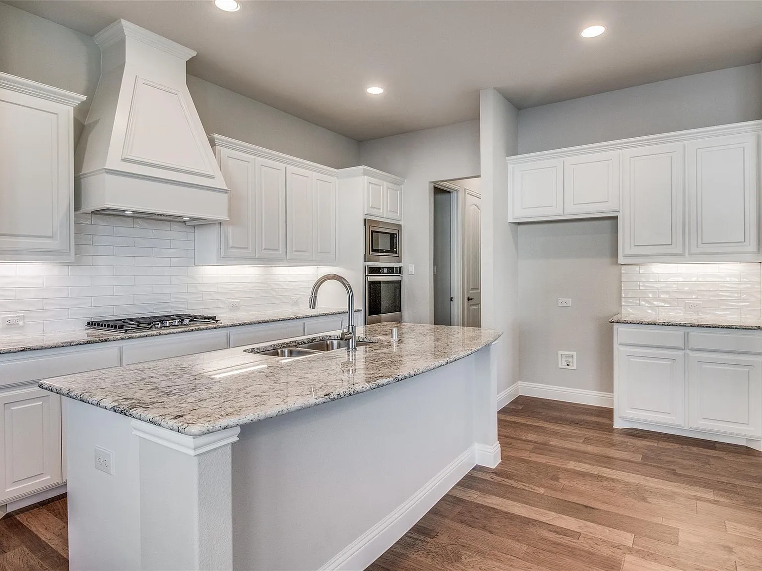 3 bed, 2.5 bath, 2213 sqft, $2,575 — Photo 4