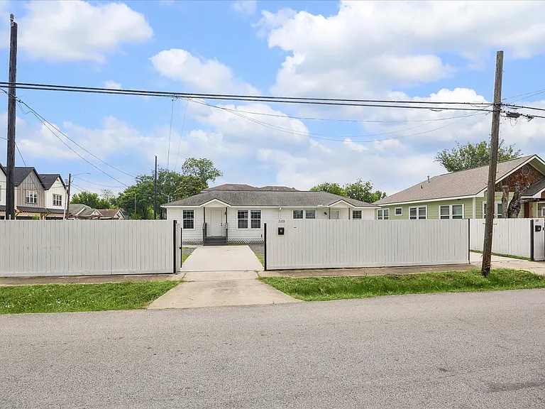 2610 Cochran St — Photo 3