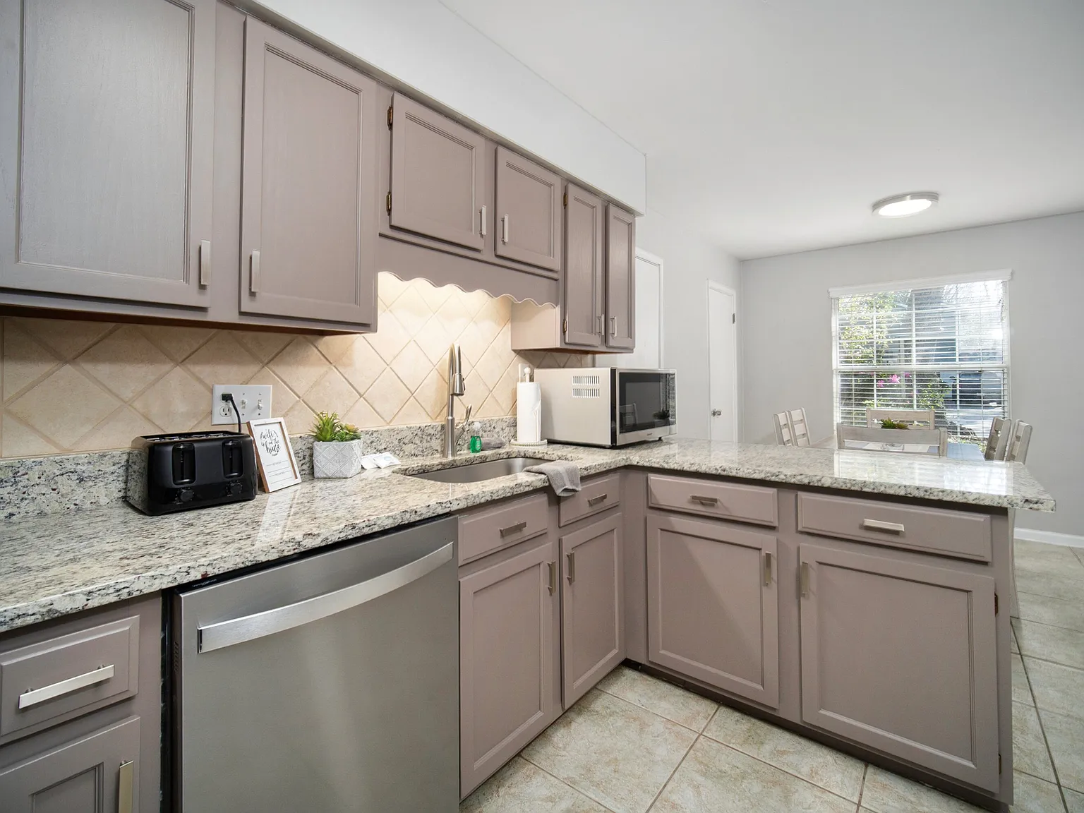 3 bed, 1939 sqft, $6,679 — Photo 4