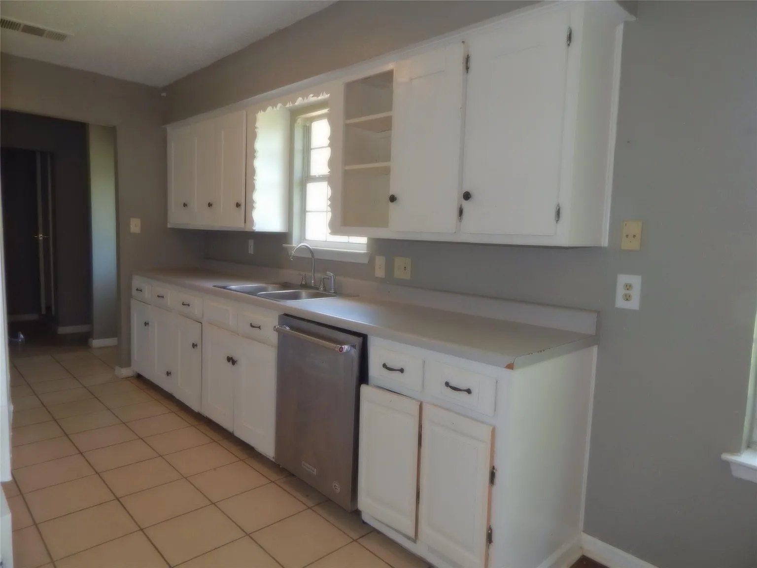 3 bed, 1100 sqft, $1,700 — Photo 3