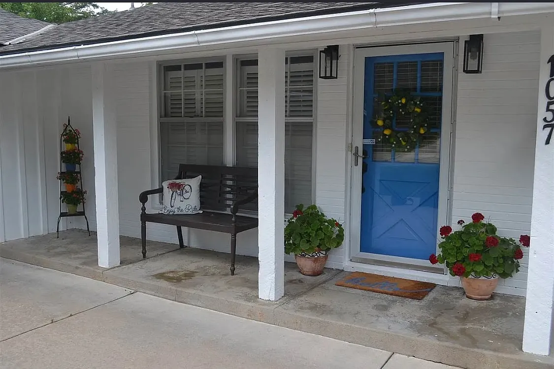 4 bed, 1976 sqft, $1,975 — Photo 2