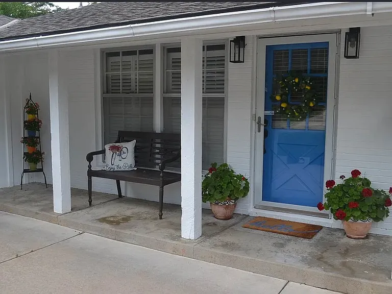 1057 N Gretchen Ln — Photo 2