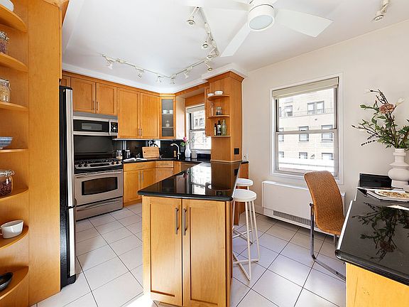 4th image of 311 E 71st St #Pha