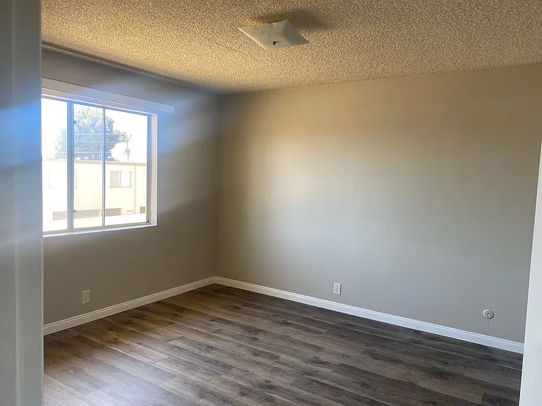 Spacious 1 Bedroom 1 Bath Upstairs Apartment — Photo 10