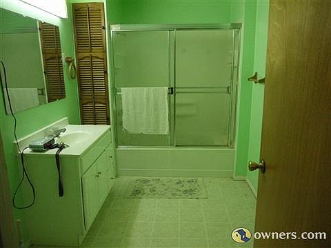 Main Bathroom off kitchen