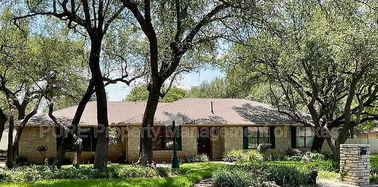 201 Oakwood Dr — Photo 1