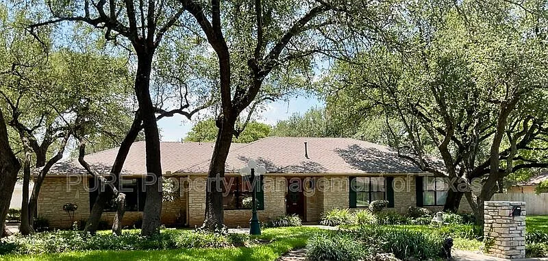 201 Oakwood Dr