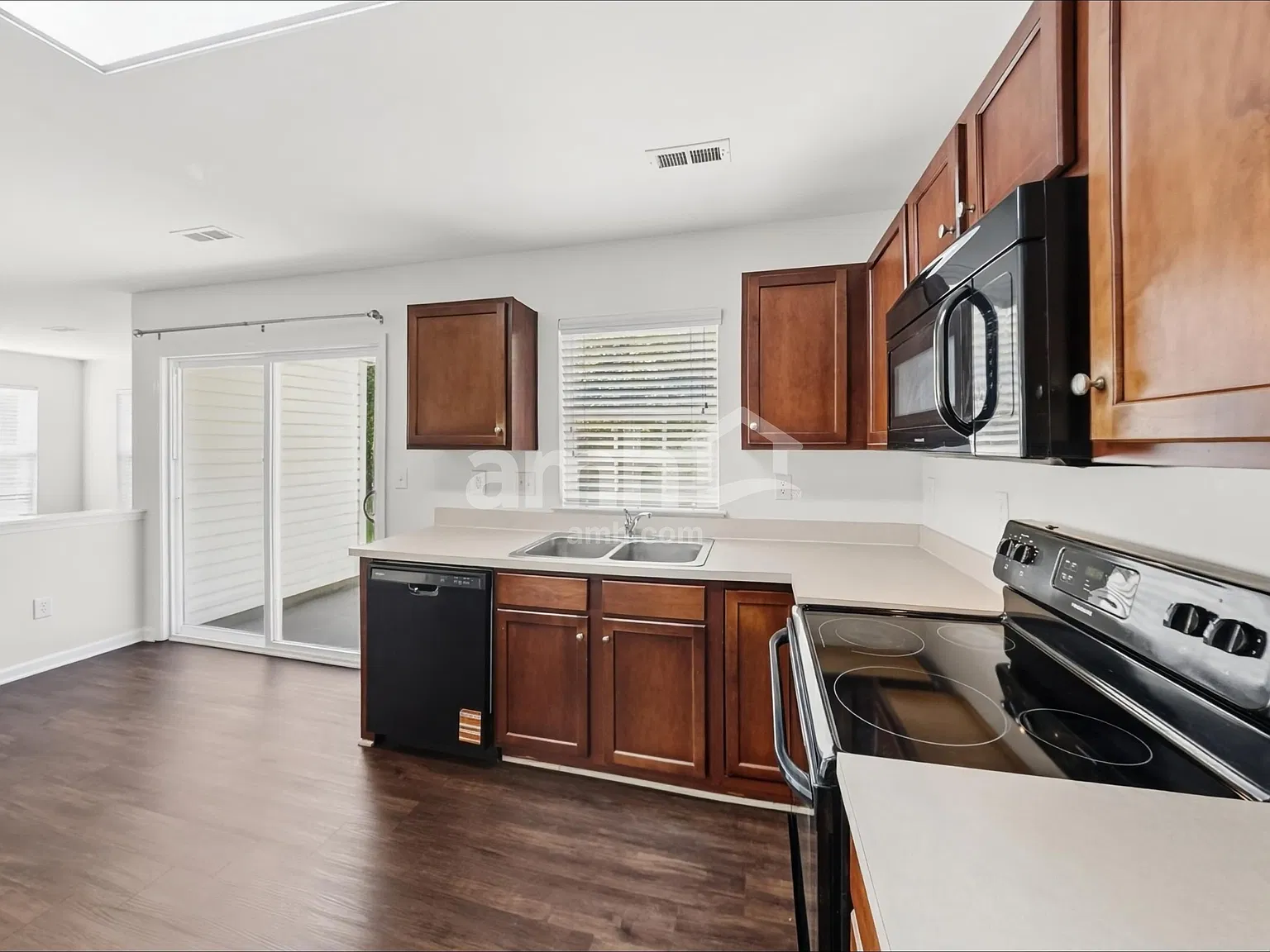 4 bed, 2.5 bath, 2042 sqft, $2,275 — Photo 3