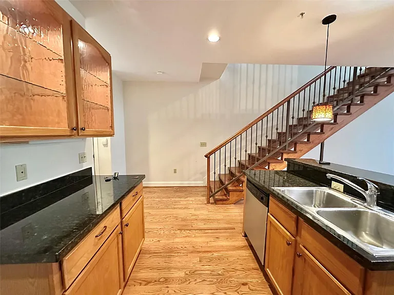 1602 Elgin St #13 — Photo 5