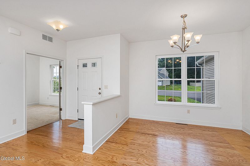 4th image of 8 Summerhill Drive
