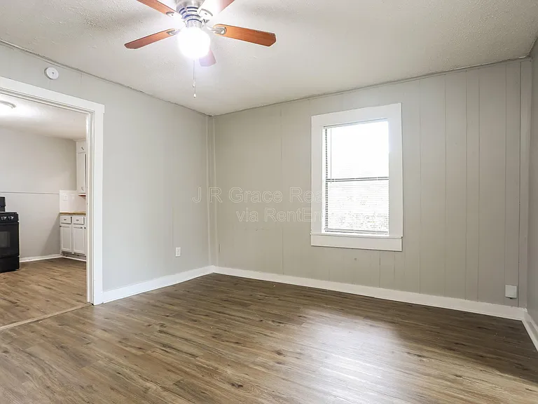 912 Clifton St — Photo 4