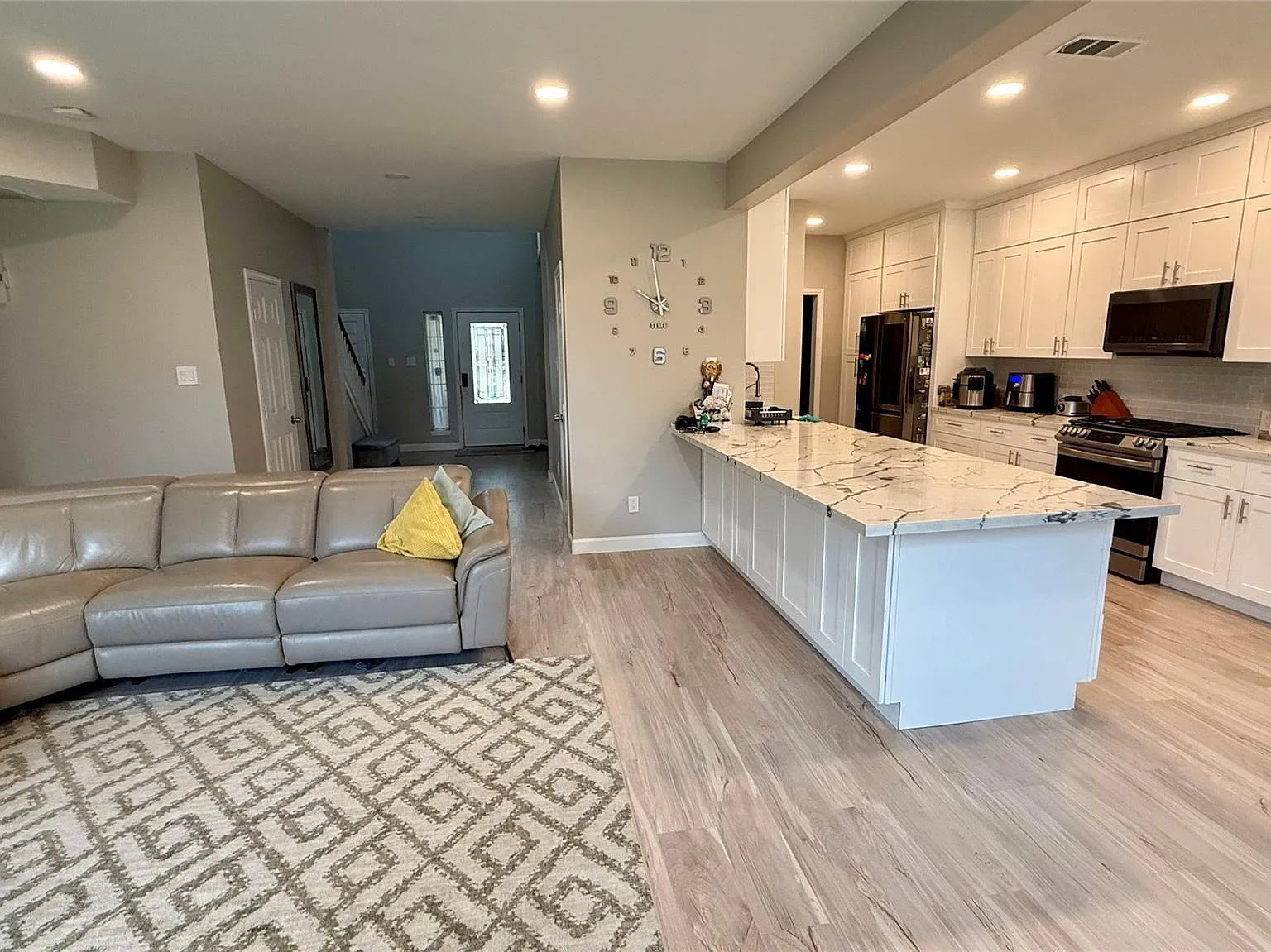 4 bed, 2.5 bath, $2,950 — Photo 2