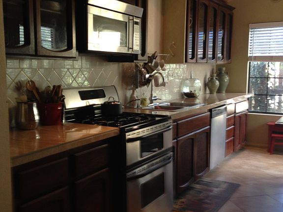 Gormet Island kitchen