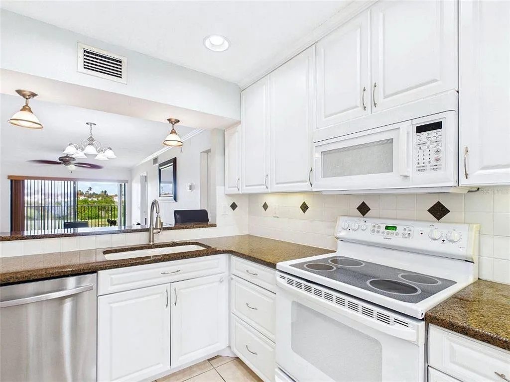 2 bed, 2.0 bath, 890 sqft, $2,250 — Photo 2