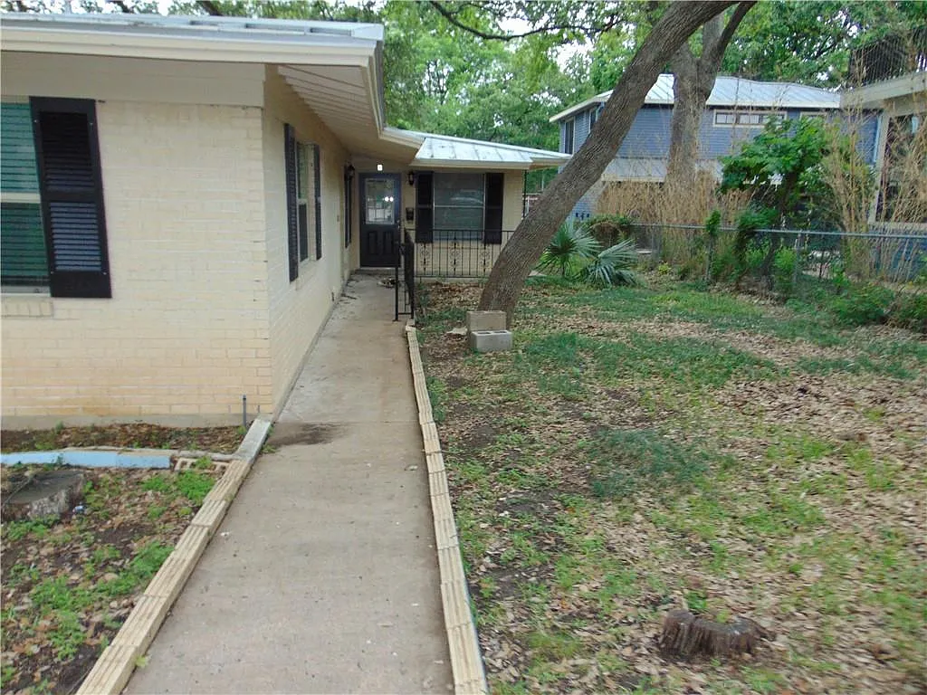 1 bed, 1.0 bath, 2003 sqft, $1,695 — Photo 2