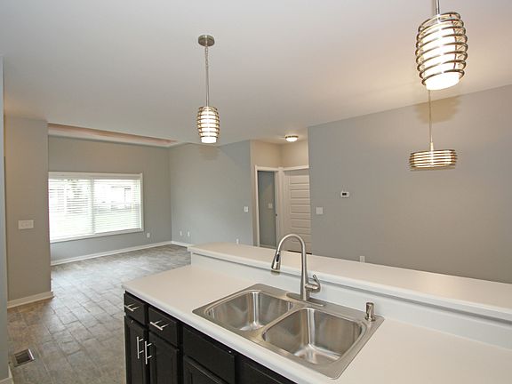 5th image of 246 Parkview Ave