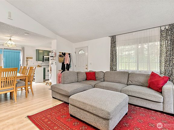 4th image of 547 Malibu Drive SE