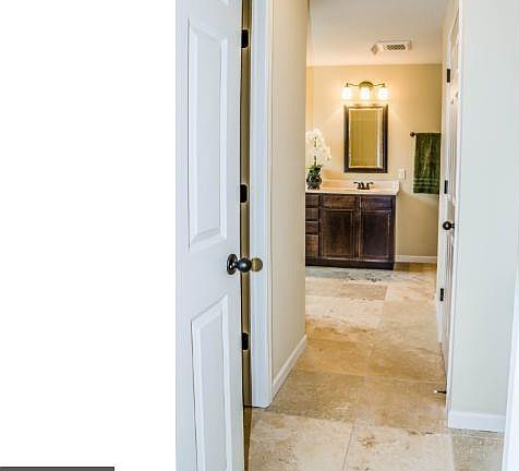 4th image of 2580 Vierling Dr E