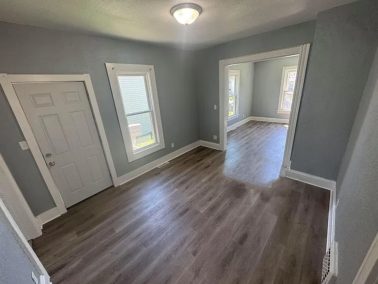 557 Valleywood Dr — Photo 2
