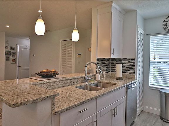 3rd image of 112 Crooked Pine Dr