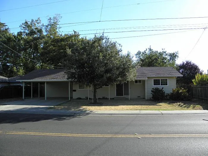 584 Railroad Ave photo 1