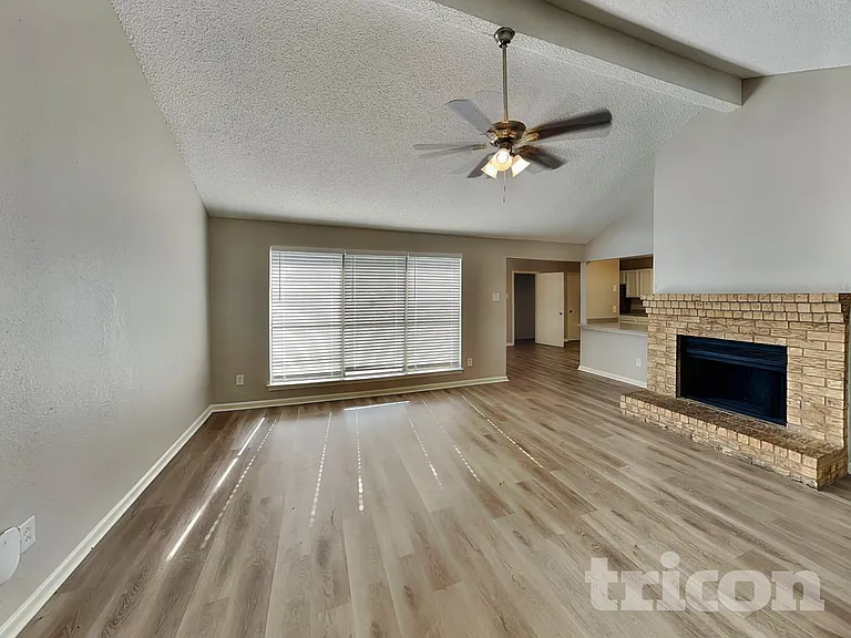 1252 Payne Dr — Photo 2
