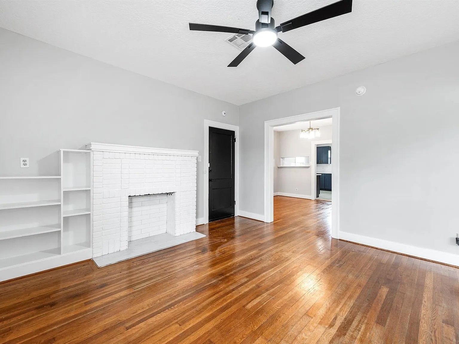 3 bed, 1.0 bath, 2736 sqft, $2,250 — Photo 4